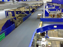 Robotpack conveyor line for courier handling